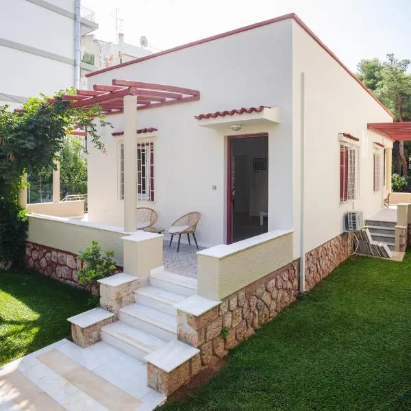 Private house - Garden - Glyfada, hotel di Athens