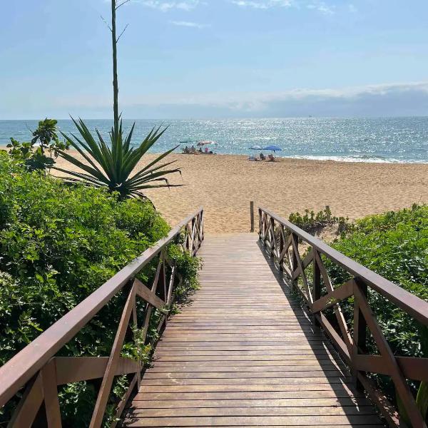 Casa pé na areia em praia paradisíaca com piscina frente mar
