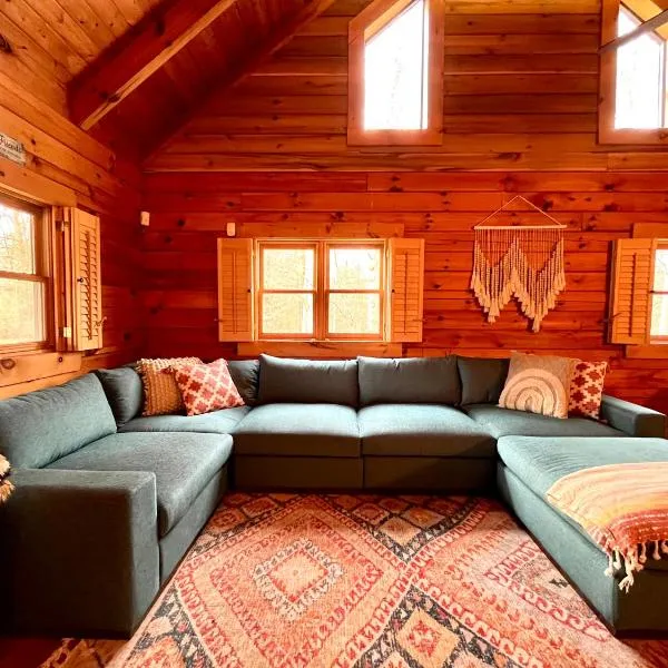 Beautiful Cabin on 83 Acres near New River Gorge National Park, hotel en Ansted