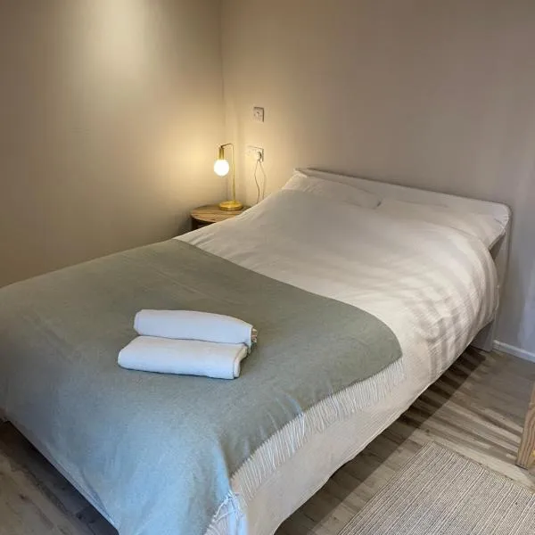 El Nido - Cosy cabin in Southbourne, 5 mins from beach, hotel din Iford