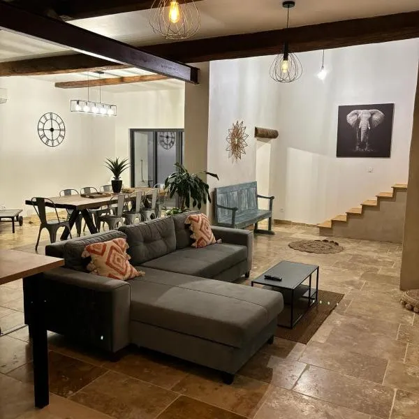 Maison de charme avec piscine, hotel in Monteux