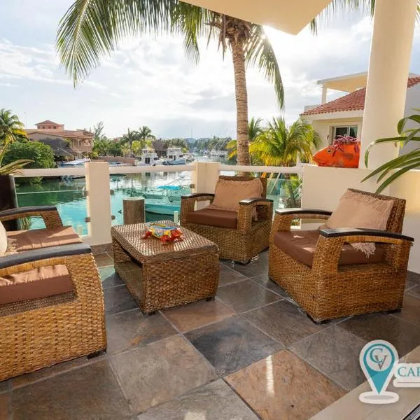 Stunning Large Remodeled Penthouse-Big Canal Views, hotel en Puerto Aventuras