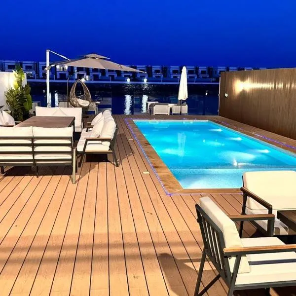 Luxury Villa 5 bedrooms with sea view and free boat, готель у місті Хор-Факкан