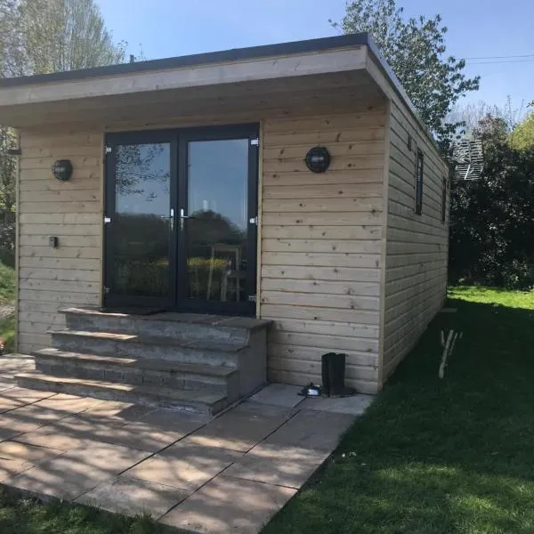 Secluded Log Cabin in beautiful private gardens, hotel in Broxwood