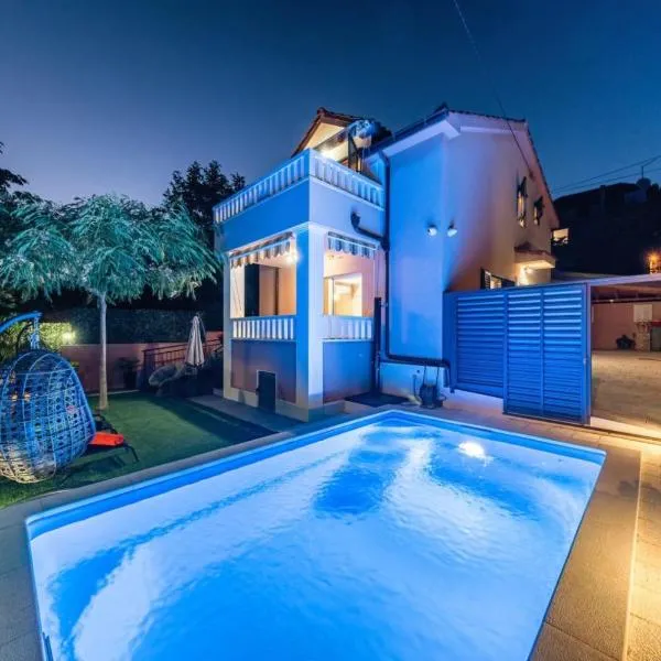 Villa Viktoria with private swimming pool, hotel v destinácii Donji Muć