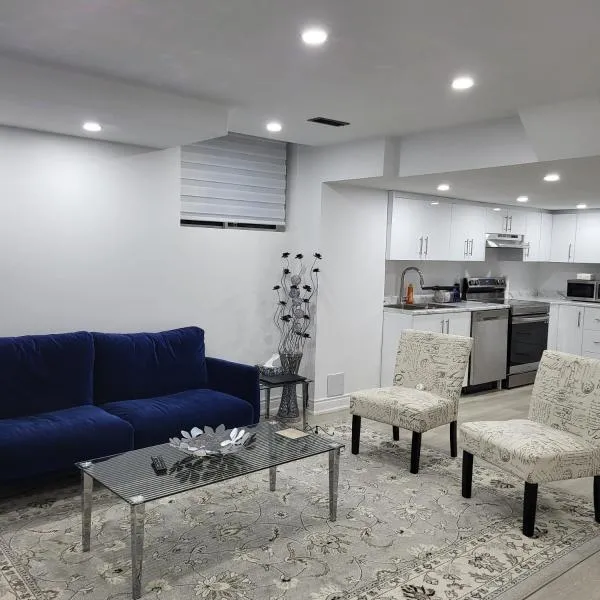 Bright 2 Bedroom Basement Apartment in Angus, hotel v destinaci Angus