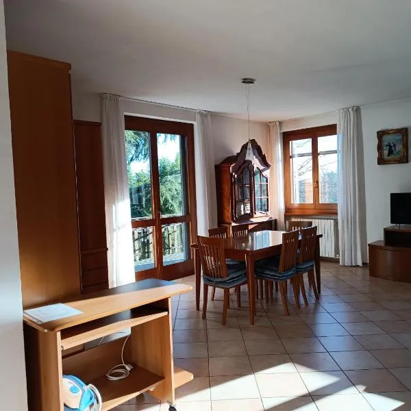 Signorile quadrilocale nel verde di Villa Guardia, hotel v destinaci Villa Guardia