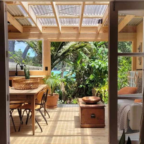 The Bay Cottage - Located Directly Across the Road from 2 Swimming Beaches、グレート・バリア島のホテル