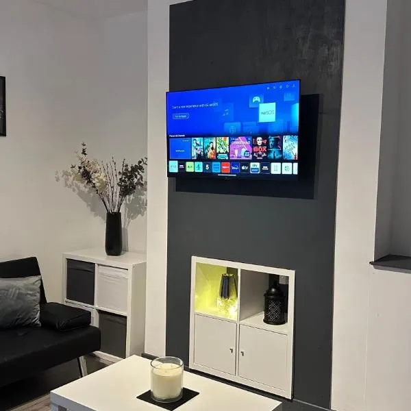 Modern 2 Bed near Turf Moor Football Stadium, Parks, Canal and Lake, hotel in Burnley