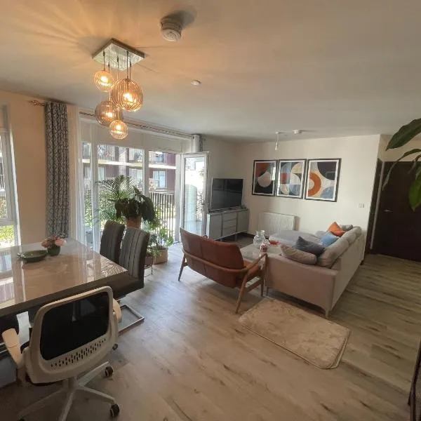 Stunning Spacious Double Room in a Modern shared Flat, khách sạn ở Hayes