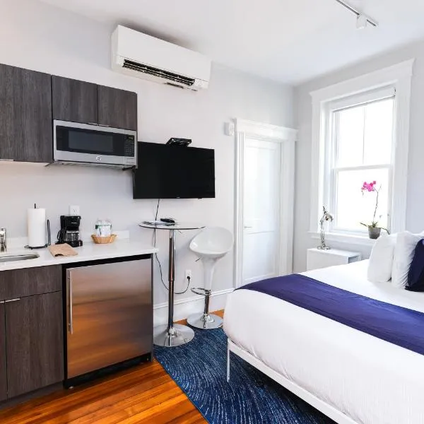A Stylish Stay w/ a Queen Bed, Heated Floors.. #26, hotel sa Brookline