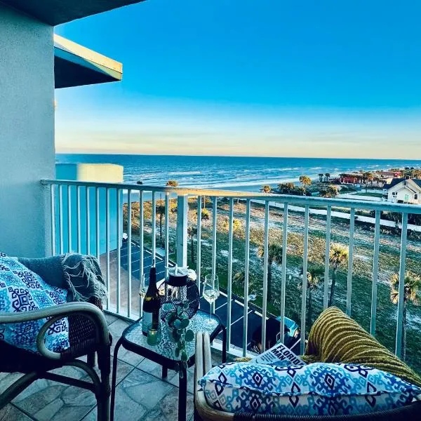 Daytona Beach में, होटल Luxury Beachfront Studio - Private Balcony with Ocean View - Heated Pool - Hot Tub - Tiki Bar - Sauna