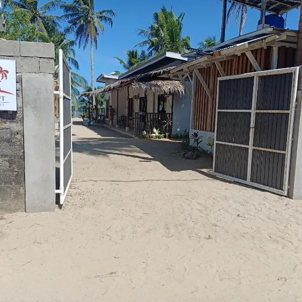 CocoHut Beach House, hotel i Locaroc