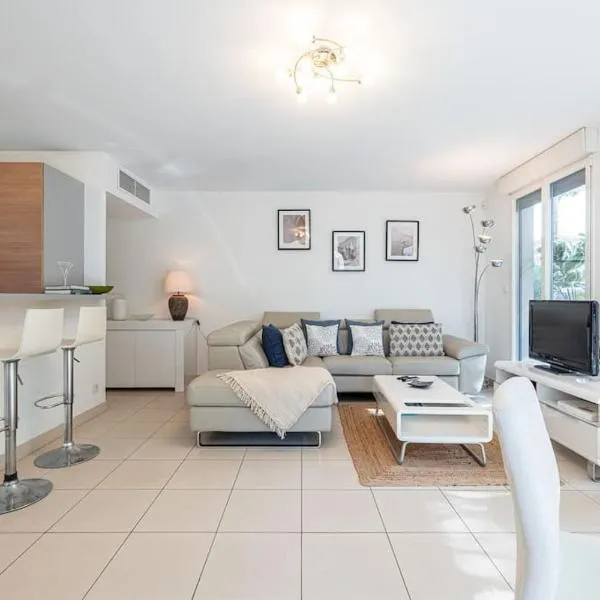 Beautiful and Spacious 2 bed Apt with Pool: Antibes şehrinde bir otel