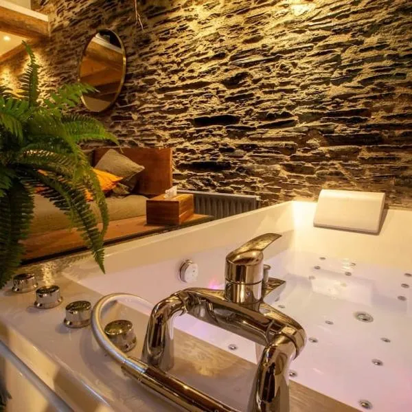 LOVE ROOM JUNGLE - LES PETITS PLAISIRS, hotel in Angers
