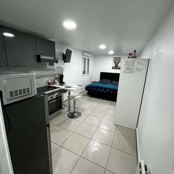 Petit paradis pour 2 personnes, hotel v destinaci Garges-lès-Gonesse