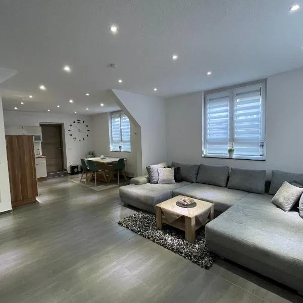 Maria's Ferienwohnung - Modernität trifft Eleganz, hotel in Dettingen an der Erms