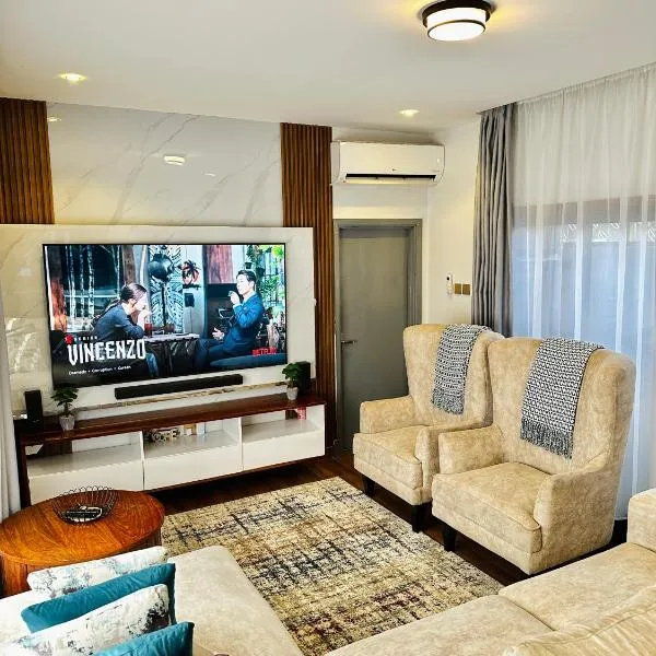 CozyHome 75”TV, 5mints from the Beach & City, hotel in Dar es Salaam