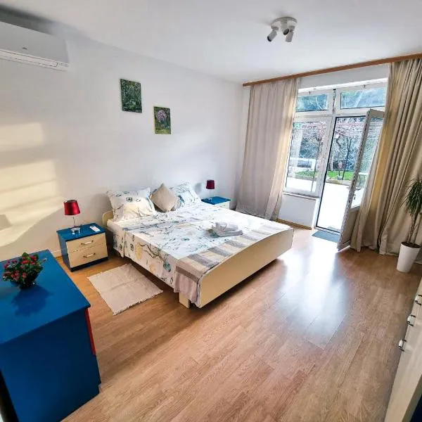 Retreat Apartments with free parking, hotel v destinaci Pula