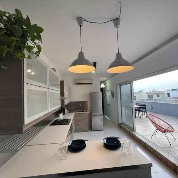 Penthouse with Immense Outdoor Area, khách sạn ở Naxxar