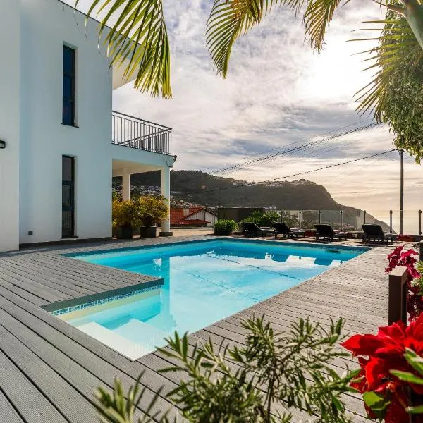 Villa Nunes, Big Holiday house with private pool, Hotel in Calheta