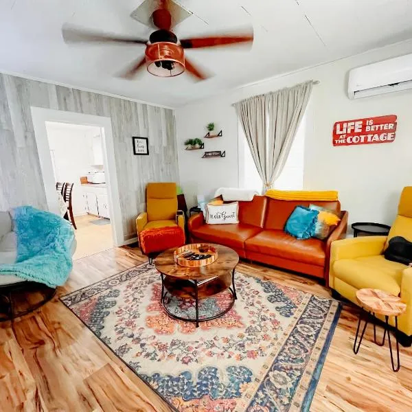 Giggling Creek Cottage - BedJet! King Sized! Gazebo, 45 Acres, Arcades, Nintendo, more, hotel v destinaci Henry