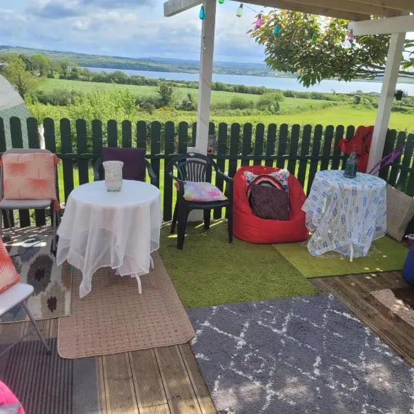 Shannon Estuary Glamping, hotel v destinaci Effernan