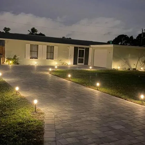 Cozy House in SE Cape Coral. Pet-friendly!, hotel in Cape Coral