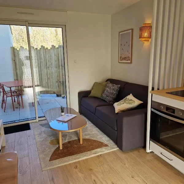 LE PATUREAU - Maison avec terrasse calme - idéale déplacements pro - Proche Nantes, hotel a Carquefou