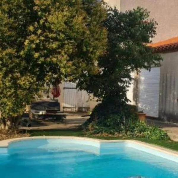 Chambre double avec piscine proche de Perpignan, hotel in Rivesaltes