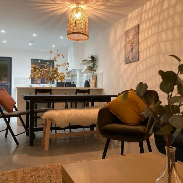 Luxury 3 Bed Townhouse Letterfrack Village Connemara National Park, hotel in Letterfrack