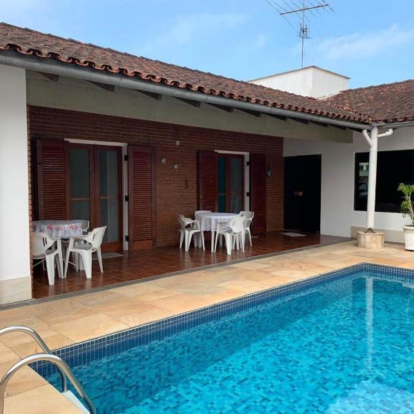 4 SUITES, AR COND TV, INTERNET, PISCINA,150 MTS PRAIA! Aceitamos Pet!