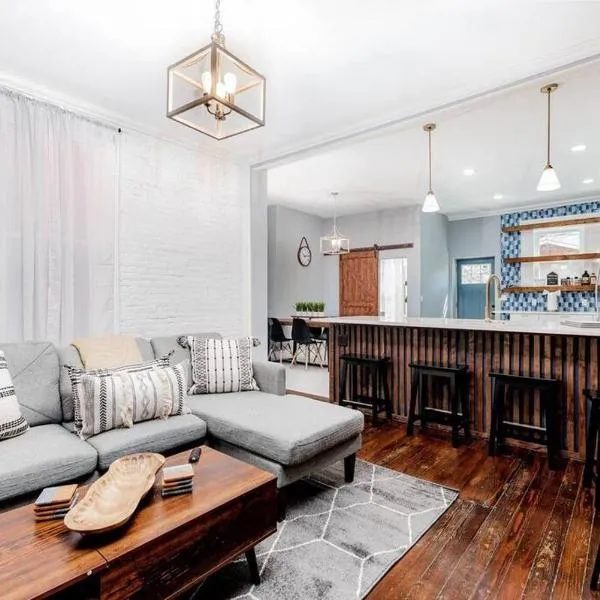 Home 4/ King Beds - Large Garage by StayStLouis, hotel in Soulard