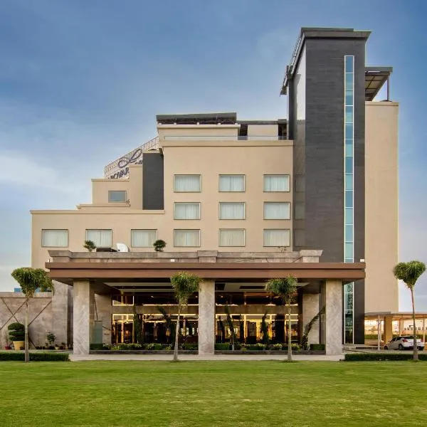 Sarovar Portico Sonipat, hotel v destinaci Rāi