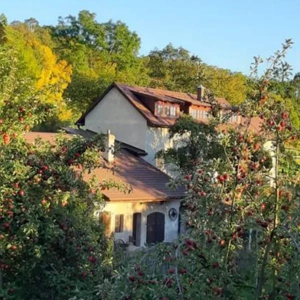 U Středohoře, Hotel in Hlinná