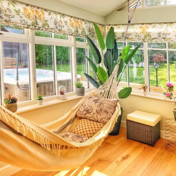 Daweswood Guest Suite - Luxury retreat with optional hot tub, khách sạn ở Canterbury
