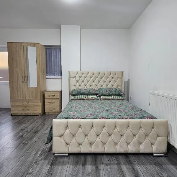 Double Bedroom with private bathroom and shared kitchen, hotel di Oldbury