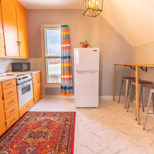 New Listing!! Bright Bohemian Stay, hotel v destinaci Laramie