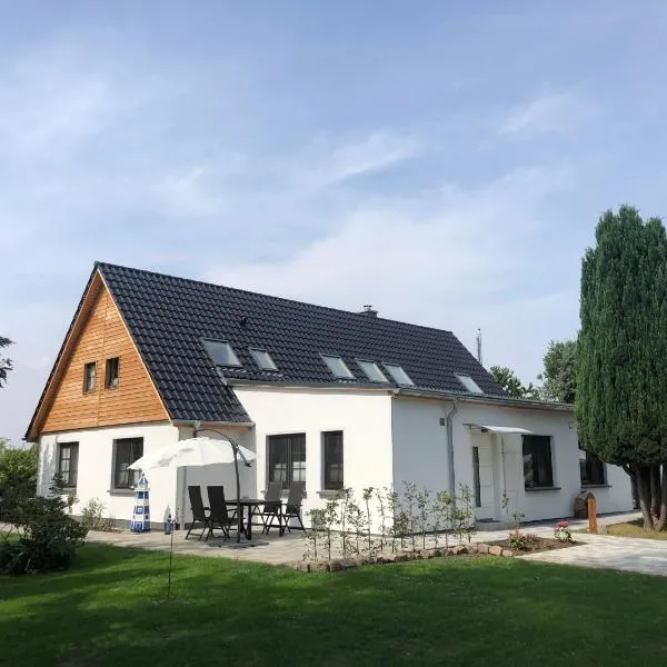 Grosse 4 Sterne Ferienwohnung beim Boddenstrand, hotel in Sundhagen