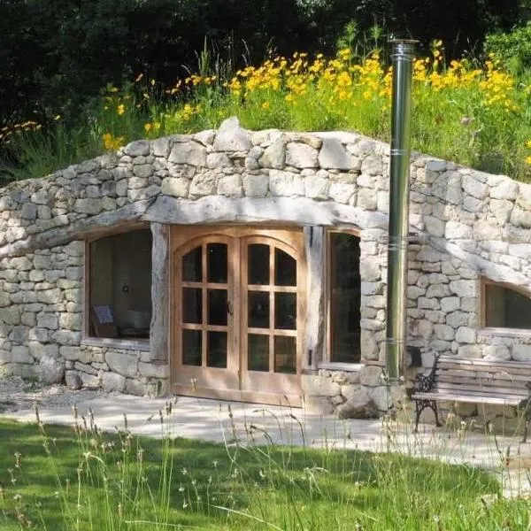 Maison Terre Les Cabanes de Fallot - sauna bain-froid piscine naturelle, hotel em LʼIsle-Bouzon
