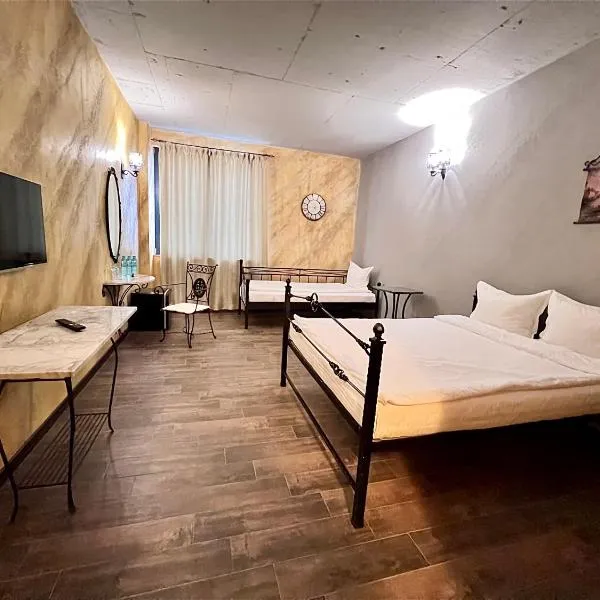 Хотел Антик, hotel Pernikben