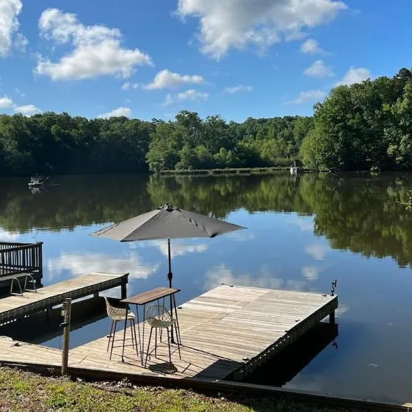 Charming Romantic Lakefront Cottage or Guest Room Depending on Availability Near Golf, hotel in Anderson