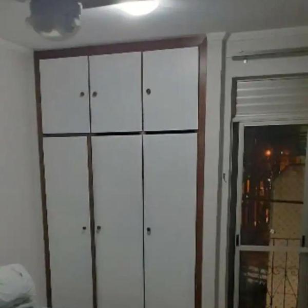 Apartamento inteiro, completo para até 8 pessoas por locação Não é divido com outros pessoas apenas significa que vc pode locar que tem capacidade para até 8 pessoas mas a locação sempre é individual de quem locou Check in possível nas 24 hrs