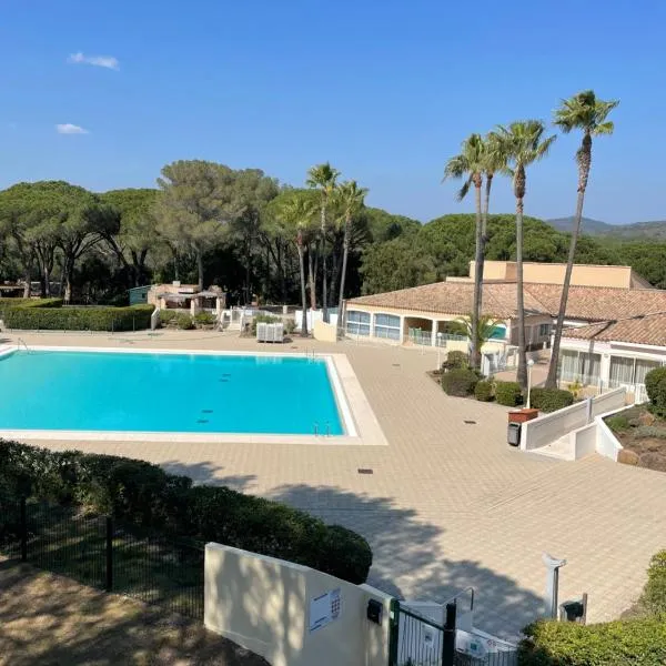 Studio cabine vu sur piscine, hotel em Valescure