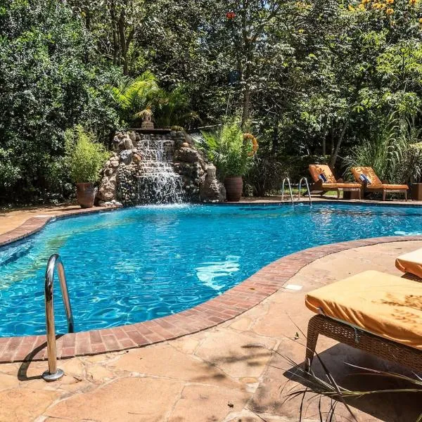 The Jungle Oasis with heated pool, hotel v destinaci Nairobi