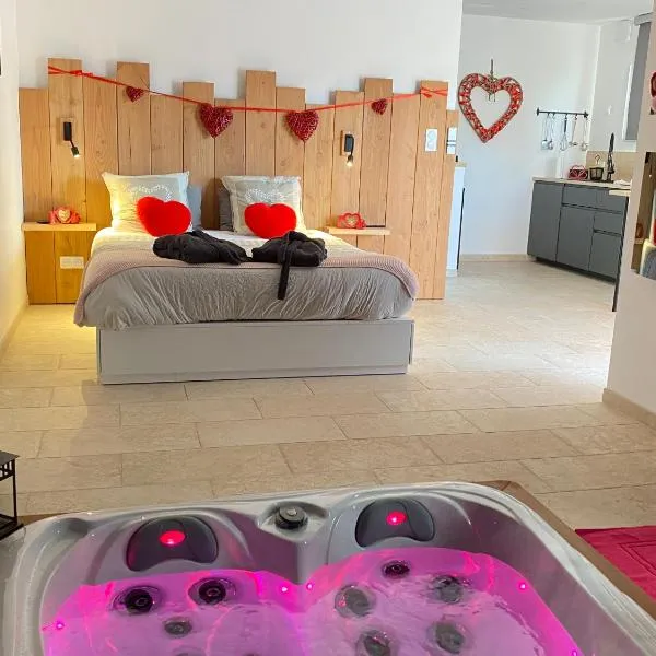 LOVE AND BULLES, hotel v destinaci Le Fleix