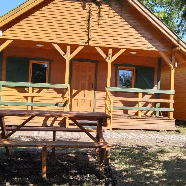 Domek drewniany nad morzem całoroczny, hotel in Ustronie Morskie