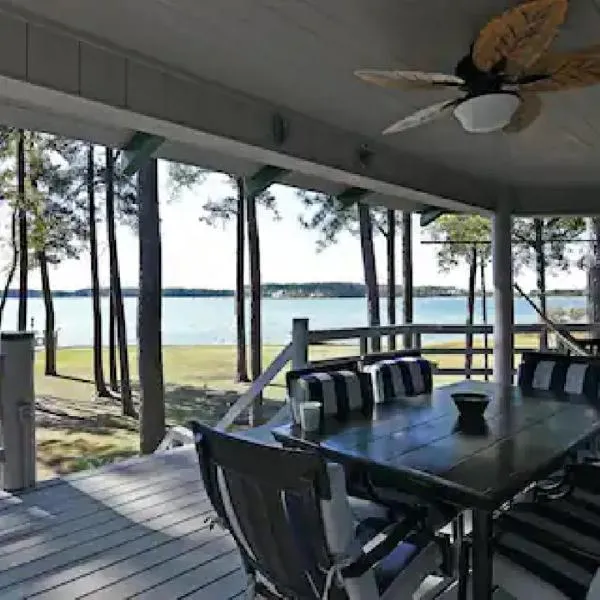 Sunset Breezes - quiet waterfront retreat, hotel in Woolford