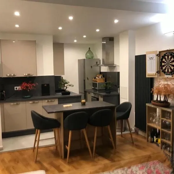 Read Well - Spare Double Bedroom in Cosy Appartment close to Convention Center in 15th District