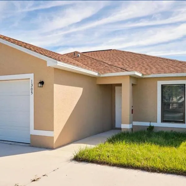 New 3 Bed 2 bath & full kitchen, hotell sihtkohas Cape Coral